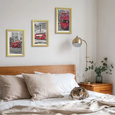 Sada tří obrazů červené autobusy v londýnské městské krajině