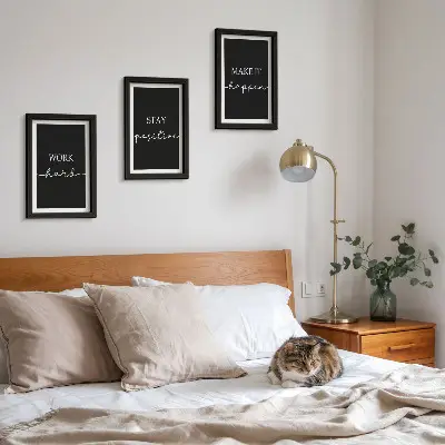 Sada obrazů na zeď s elegantními motivačními slogany na černém pozadí