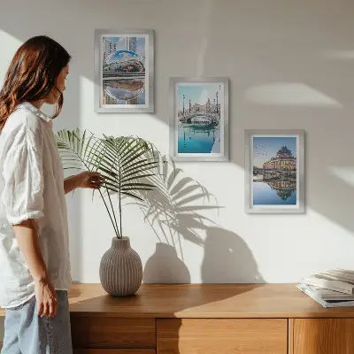 Sada tří obrazů městská architektura odrážející se ve vodě