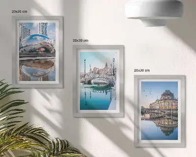 Sada tří obrazů městská architektura odrážející se ve vodě
