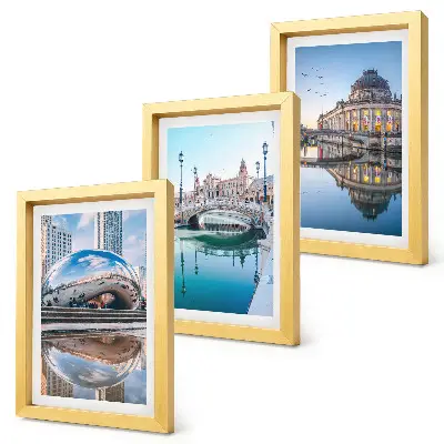 Sada tří obrazů městská architektura odrážející se ve vodě