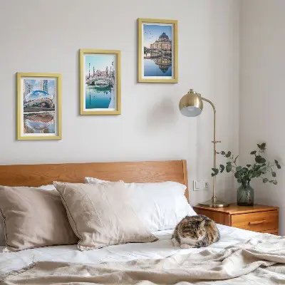 Sada tří obrazů městská architektura odrážející se ve vodě
