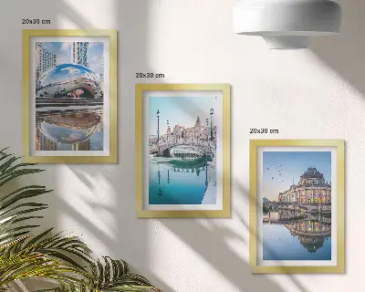 Sada tří obrazů městská architektura odrážející se ve vodě