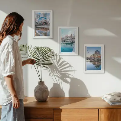Sada tří obrazů městská architektura odrážející se ve vodě