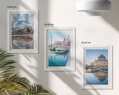 Sada tří obrazů městská architektura odrážející se ve vodě