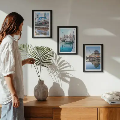 Sada tří obrazů městská architektura odrážející se ve vodě