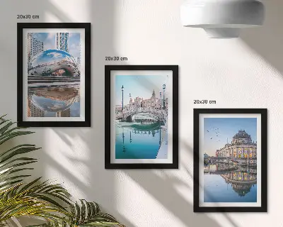 Sada tří obrazů městská architektura odrážející se ve vodě
