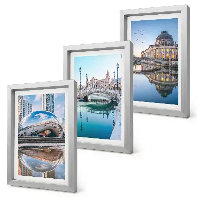 Sada tří obrazů městská architektura odrážející se ve vodě