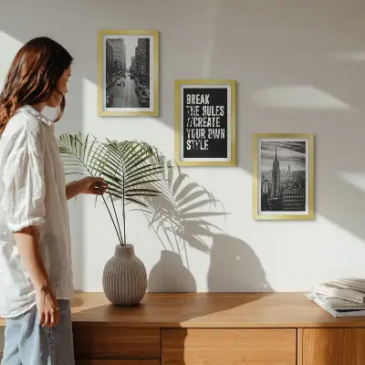 Sada tří obrazů městské ulice v černé a bílé s inspirativním nápisem