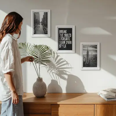 Sada tří obrazů městské ulice v černé a bílé s inspirativním nápisem