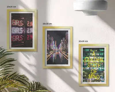 Sada tří obrazů neonové nápisy města v noci s výhledem na řeku