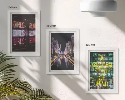 Sada tří obrazů neonové nápisy města v noci s výhledem na řeku