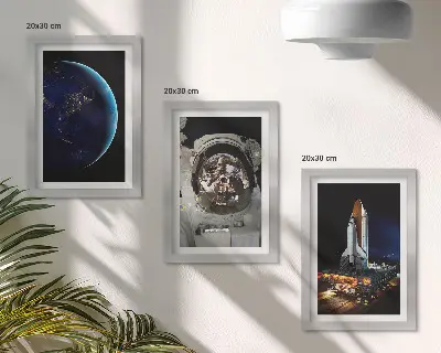 Sada tří obrazů výhledy z vesmíru se Zemí, astronautem a raketou