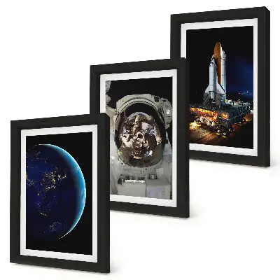 Sada tří obrazů výhledy z vesmíru se Zemí, astronautem a raketou