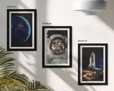 Sada tří obrazů výhledy z vesmíru se Zemí, astronautem a raketou