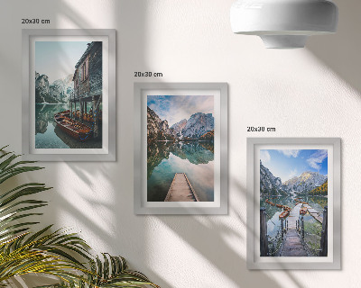 Sada obrazů na zeď Klidné jezero v horách s dřevěnými loděmi