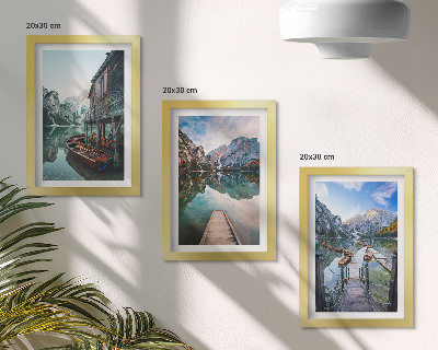 Sada obrazů na zeď Klidné jezero v horách s dřevěnými loděmi