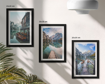 Sada obrazů na zeď Klidné jezero v horách s dřevěnými loděmi