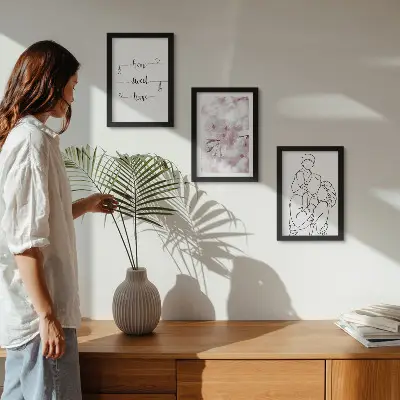 Sada tří obrazů květiny a rodina v minimalistickém designu