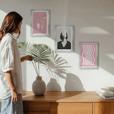 Sada tří obrazů stylový portrét ženy relaxující v šampaňském
