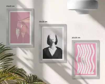 Sada tří obrazů stylový portrét ženy relaxující v šampaňském