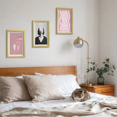 Sada tří obrazů stylový portrét ženy relaxující v šampaňském