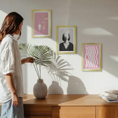 Sada tří obrazů stylový portrét ženy relaxující v šampaňském
