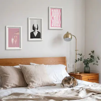 Sada tří obrazů stylový portrét ženy relaxující v šampaňském