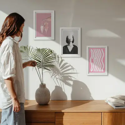 Sada tří obrazů stylový portrét ženy relaxující v šampaňském