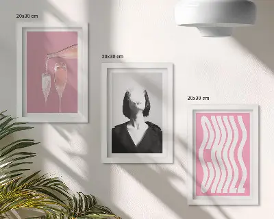 Sada tří obrazů stylový portrét ženy relaxující v šampaňském