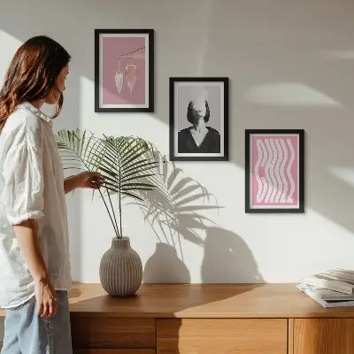 Sada tří obrazů stylový portrét ženy relaxující v šampaňském