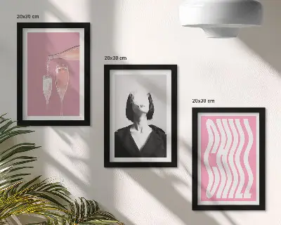Sada tří obrazů stylový portrét ženy relaxující v šampaňském