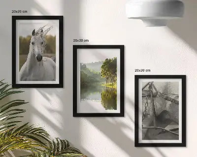 Bílí koně u řeky sada tří obrazů s přírodní krajinou