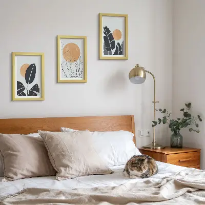 Sada tří obrazů rostlinné vzory s motivem velkých sluncí v minimalistickém stylu
