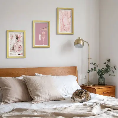 Sada obrazů na zeď šampaňské růže na pastelovém mramorovém pozadí