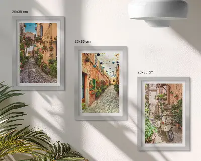 Sada tří obrazů okouzlující italské uličky s květinami