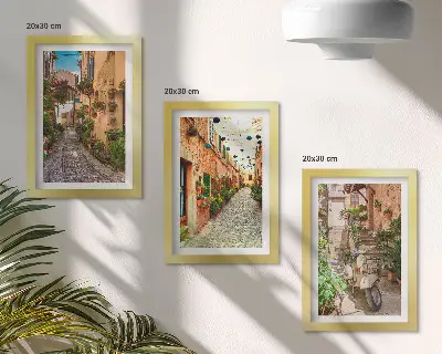 Sada tří obrazů okouzlující italské uličky s květinami