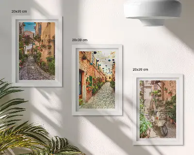 Sada tří obrazů okouzlující italské uličky s květinami