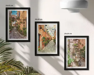 Sada tří obrazů okouzlující italské uličky s květinami