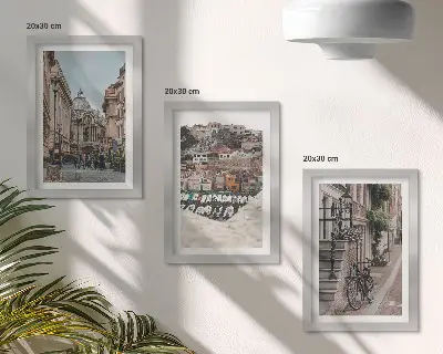 Sada tří obrazů okouzlující městské ulice s výhledem na přístav a budovy