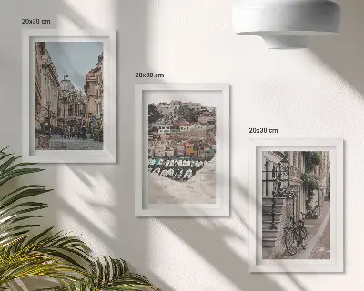 Sada tří obrazů okouzlující městské ulice s výhledem na přístav a budovy