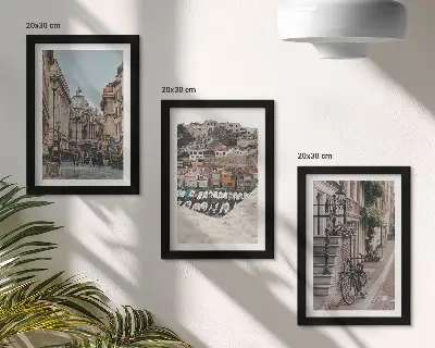 Sada tří obrazů okouzlující městské ulice s výhledem na přístav a budovy