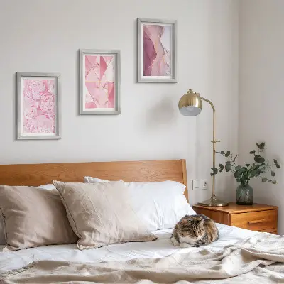 Sada obrazů na zeď s motivem růžových pivoněk a geometrických vzorů