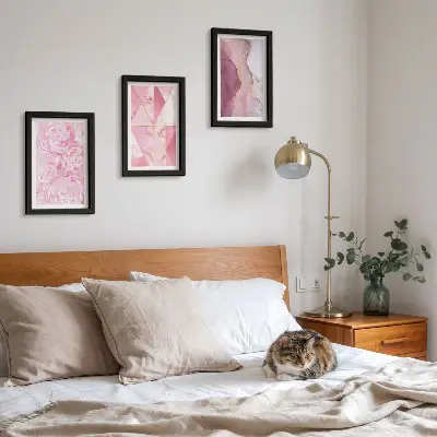 Sada obrazů na zeď s motivem růžových pivoněk a geometrických vzorů
