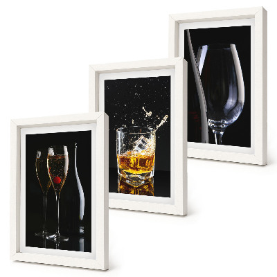 Sada tří obrazů Sklenice vína a whisky na černém pozadí