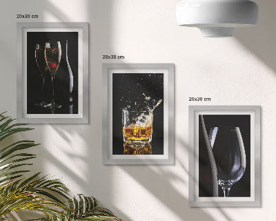 Sada tří obrazů Sklenice vína a whisky na černém pozadí