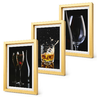 Sada tří obrazů Sklenice vína a whisky na černém pozadí
