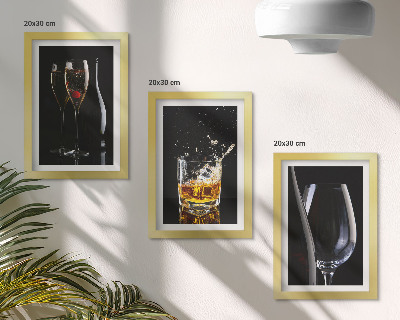 Sada tří obrazů Sklenice vína a whisky na černém pozadí