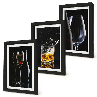 Sada tří obrazů Sklenice vína a whisky na černém pozadí