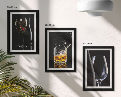 Sada tří obrazů Sklenice vína a whisky na černém pozadí